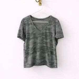 Universal Thread Gray Green Camo V-Neck Short Sleeve Tee